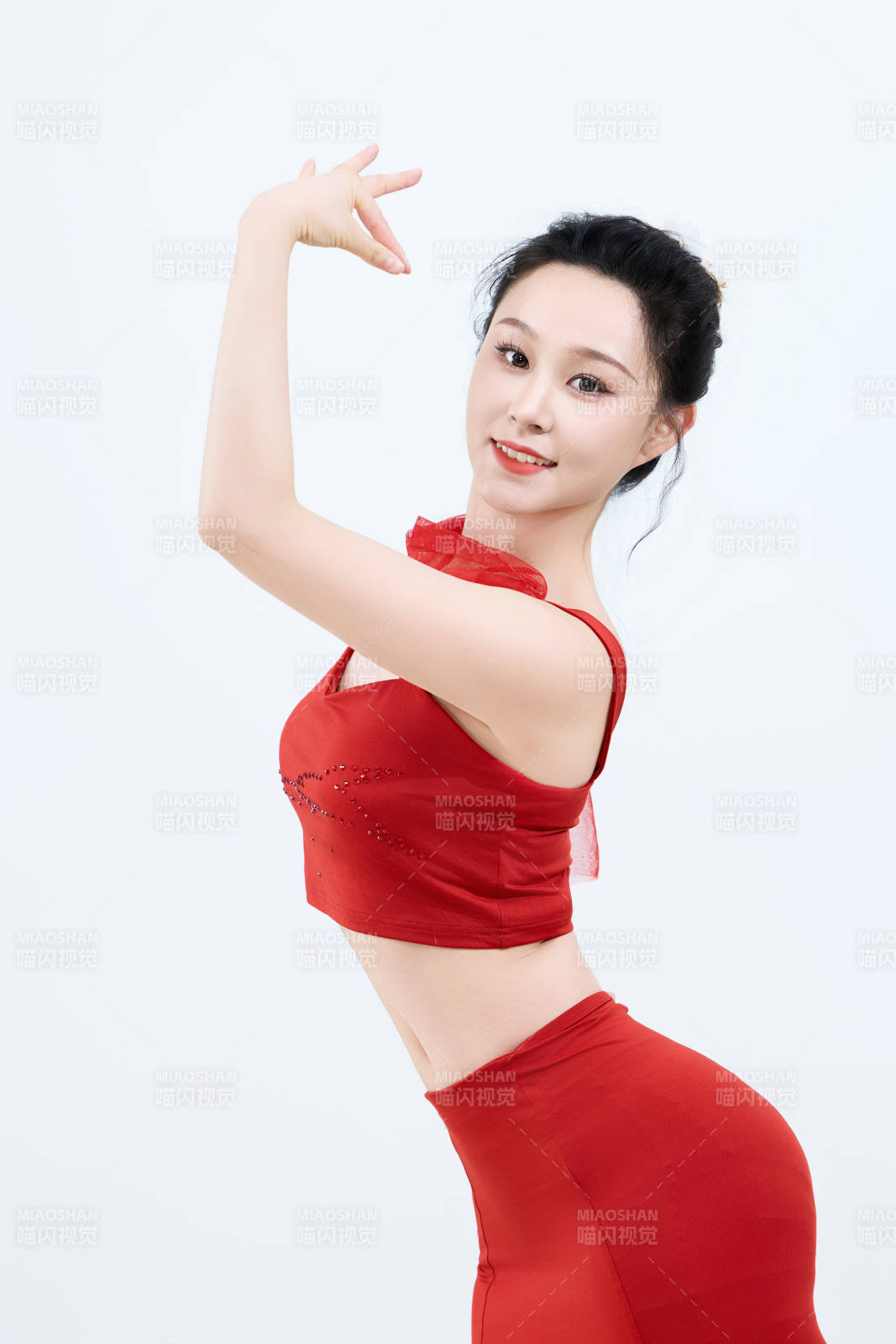 表演中國傳統民族舞蹈傣族舞的美麗舞者