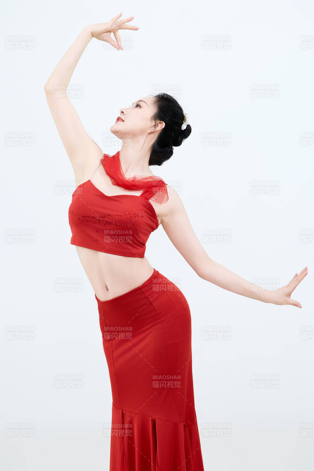 表演中國傳統民族舞蹈傣族舞的美麗舞者