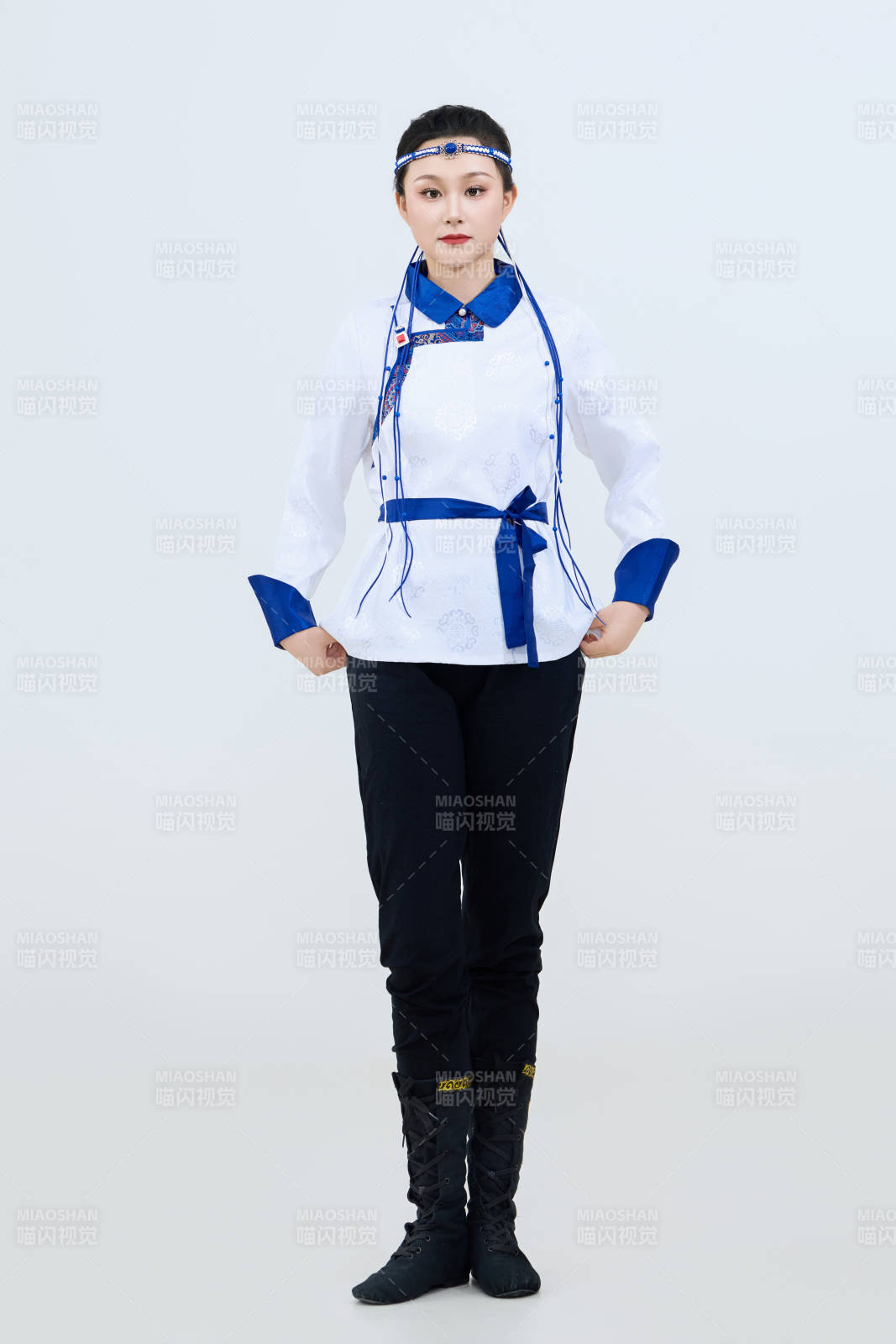 表演中国传统民族舞蹈蒙古族舞的美丽舞者