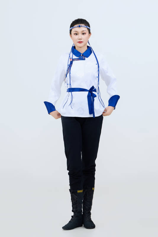 表演中国传统民族舞蹈蒙古族舞的美丽舞者