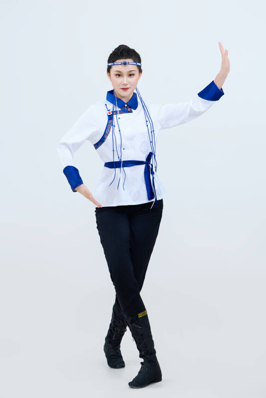 表演中国传统民族舞蹈蒙古族舞的美丽舞者