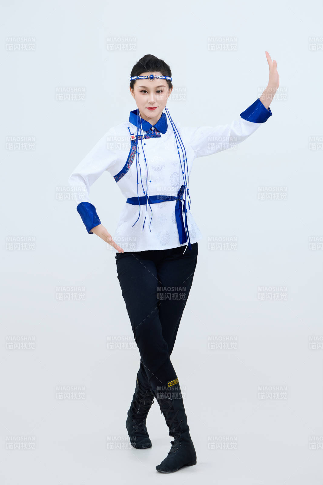 表演中國傳統民族舞蹈蒙古族舞的美麗舞者