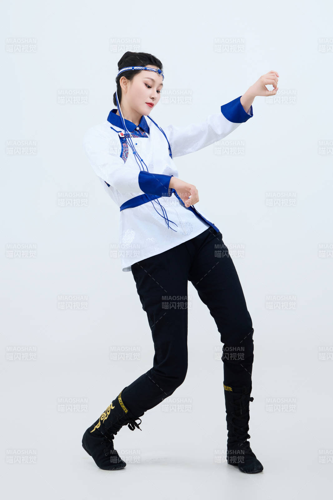 表演中國傳統民族舞蹈蒙古族舞的美麗舞者