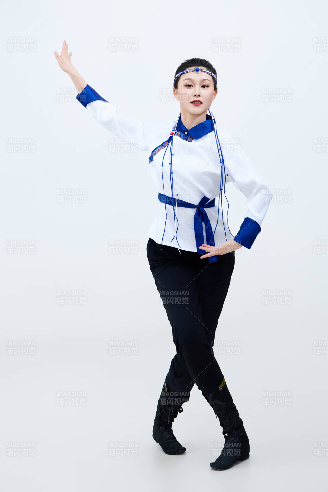 表演中國傳統民族舞蹈蒙古族舞的美麗舞者