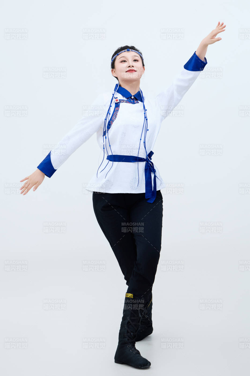 表演中國傳統民族舞蹈蒙古族舞的美麗舞者