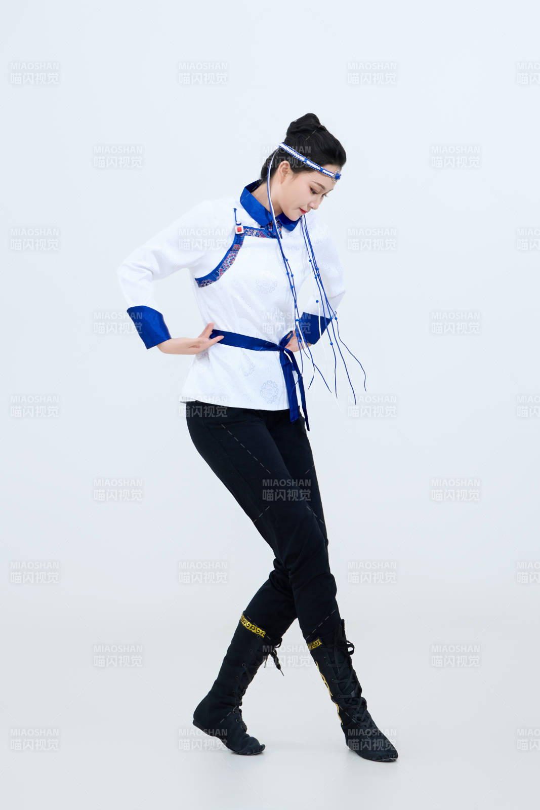 表演中國傳統民族舞蹈蒙古族舞的美麗舞者