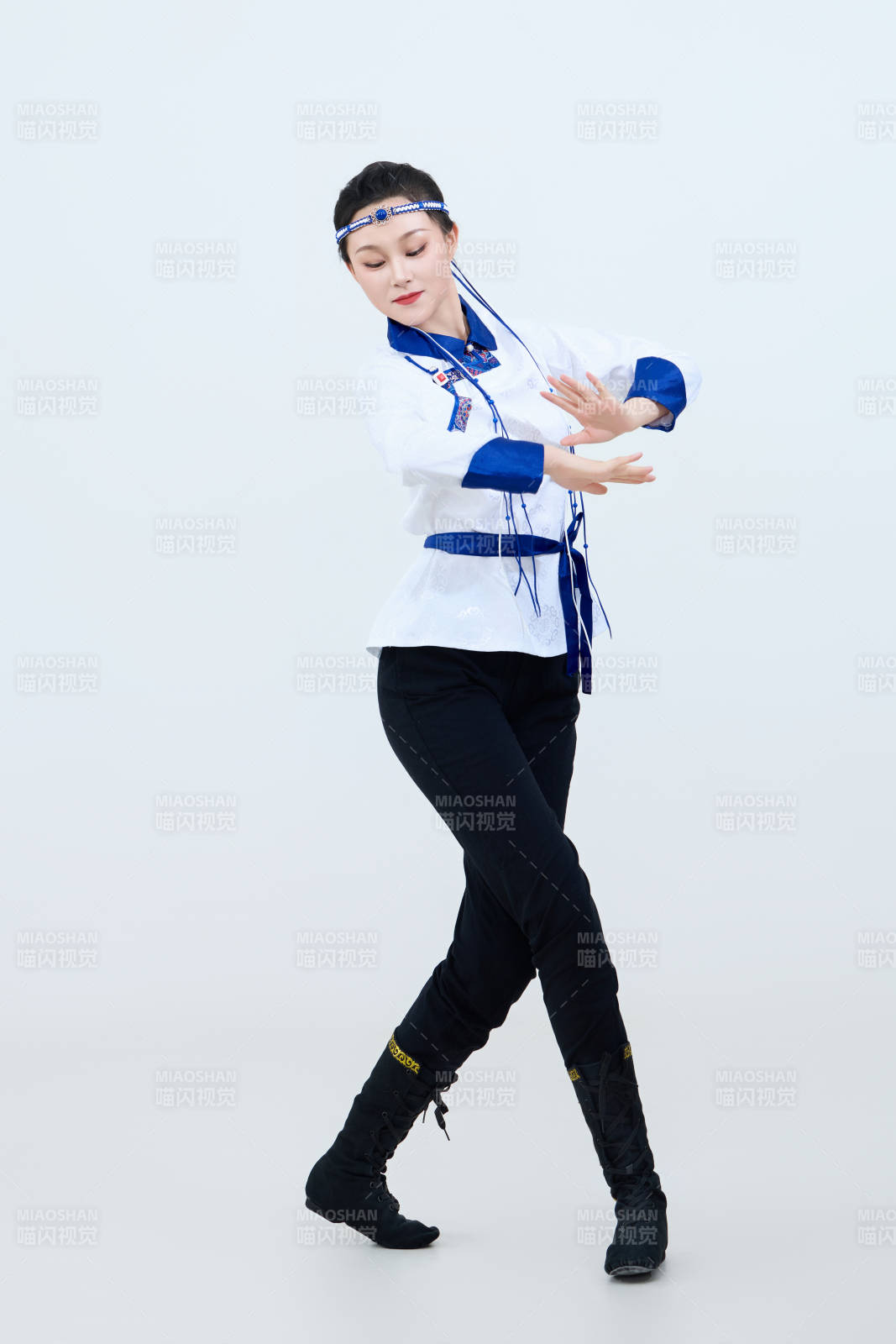 表演中国传统民族舞蹈蒙古族舞的美丽舞者