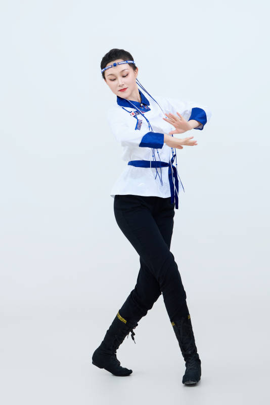 表演中国传统民族舞蹈蒙古族舞的美丽舞者