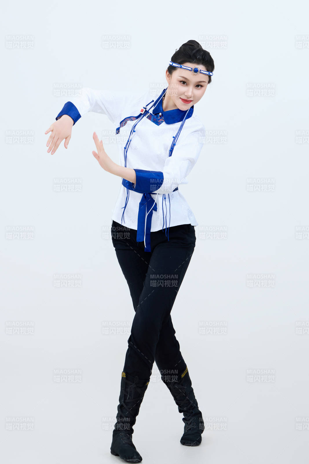 表演中國傳統(tǒng)民族舞蹈蒙古族舞的美麗舞者-攝影圖