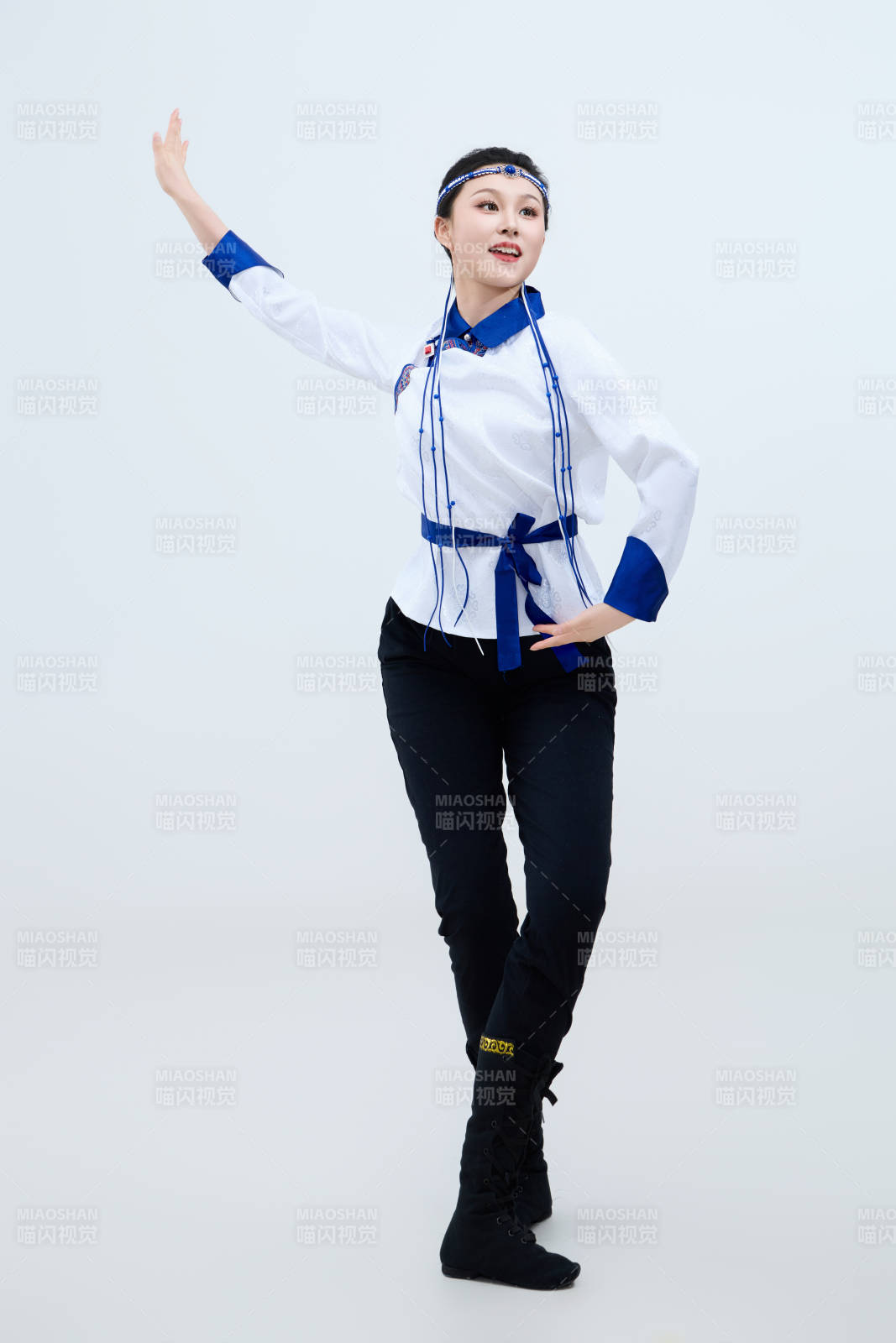 表演中國傳統民族舞蹈蒙古族舞的美麗舞者