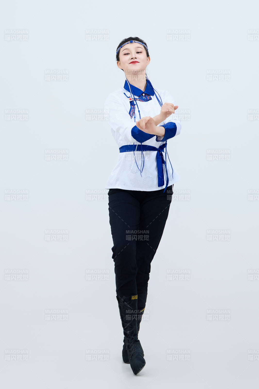 表演中國傳統(tǒng)民族舞蹈蒙古族舞的美麗舞者