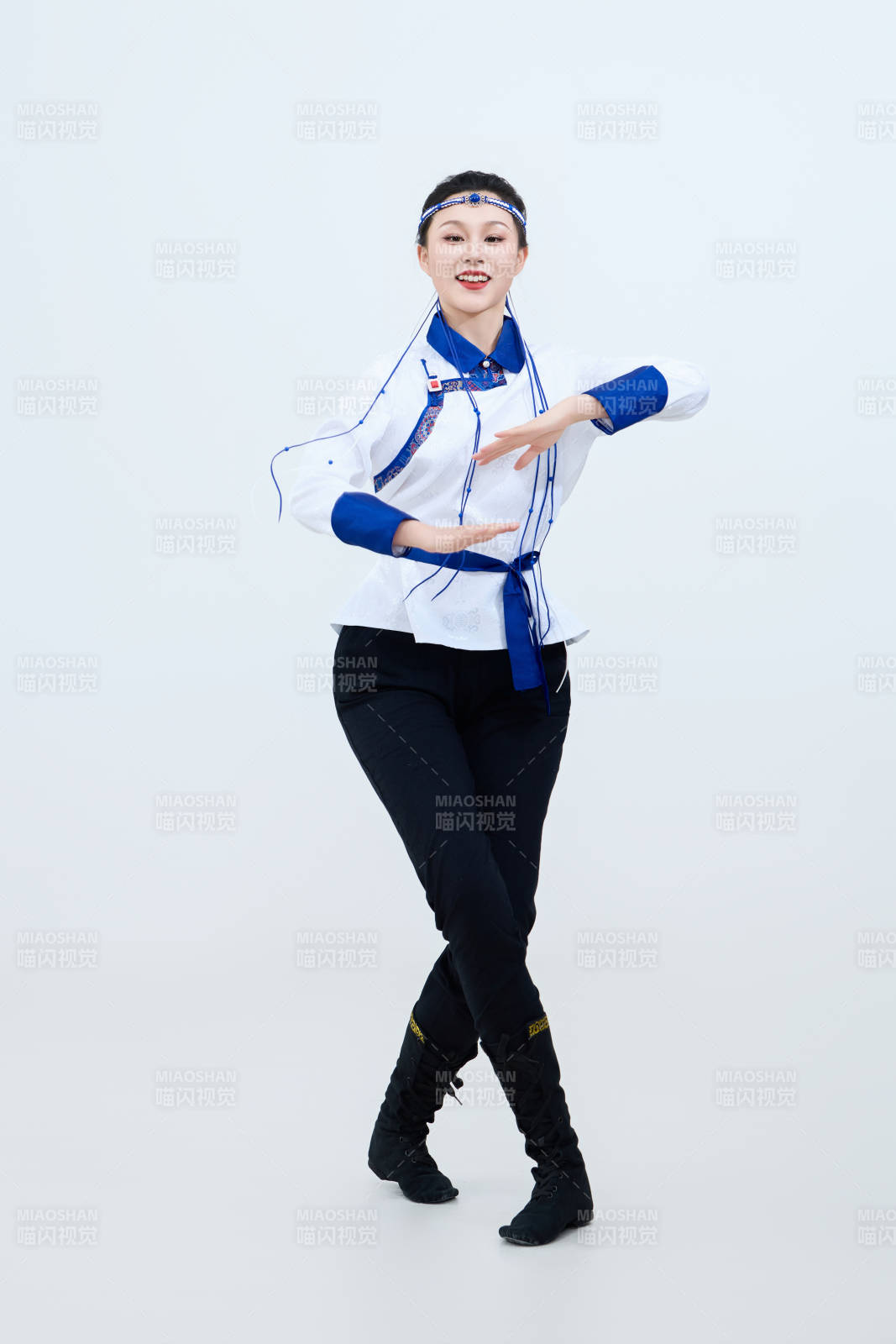 表演中國傳統民族舞蹈蒙古族舞的美麗舞者