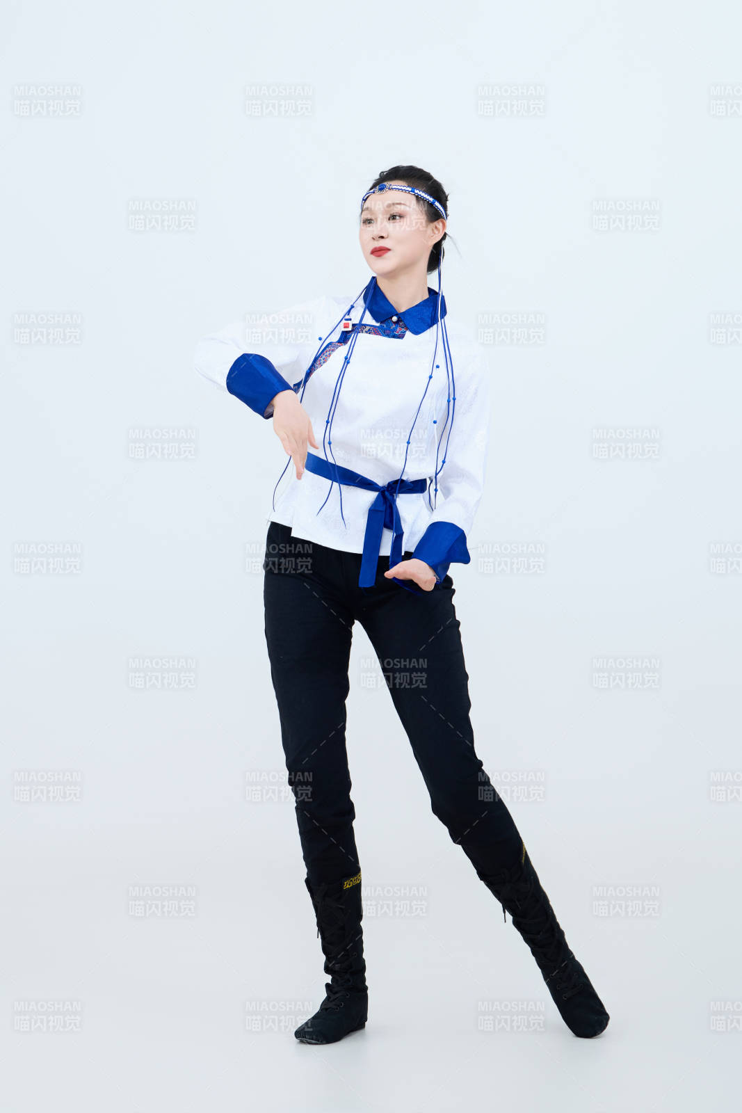 表演中國傳統(tǒng)民族舞蹈蒙古族舞的美麗舞者