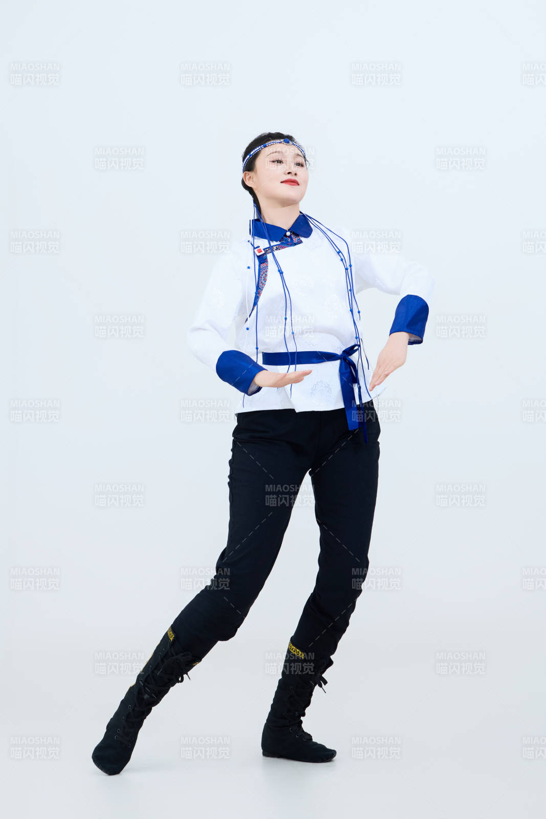 表演中国传统民族舞蹈蒙古族舞的美丽舞者