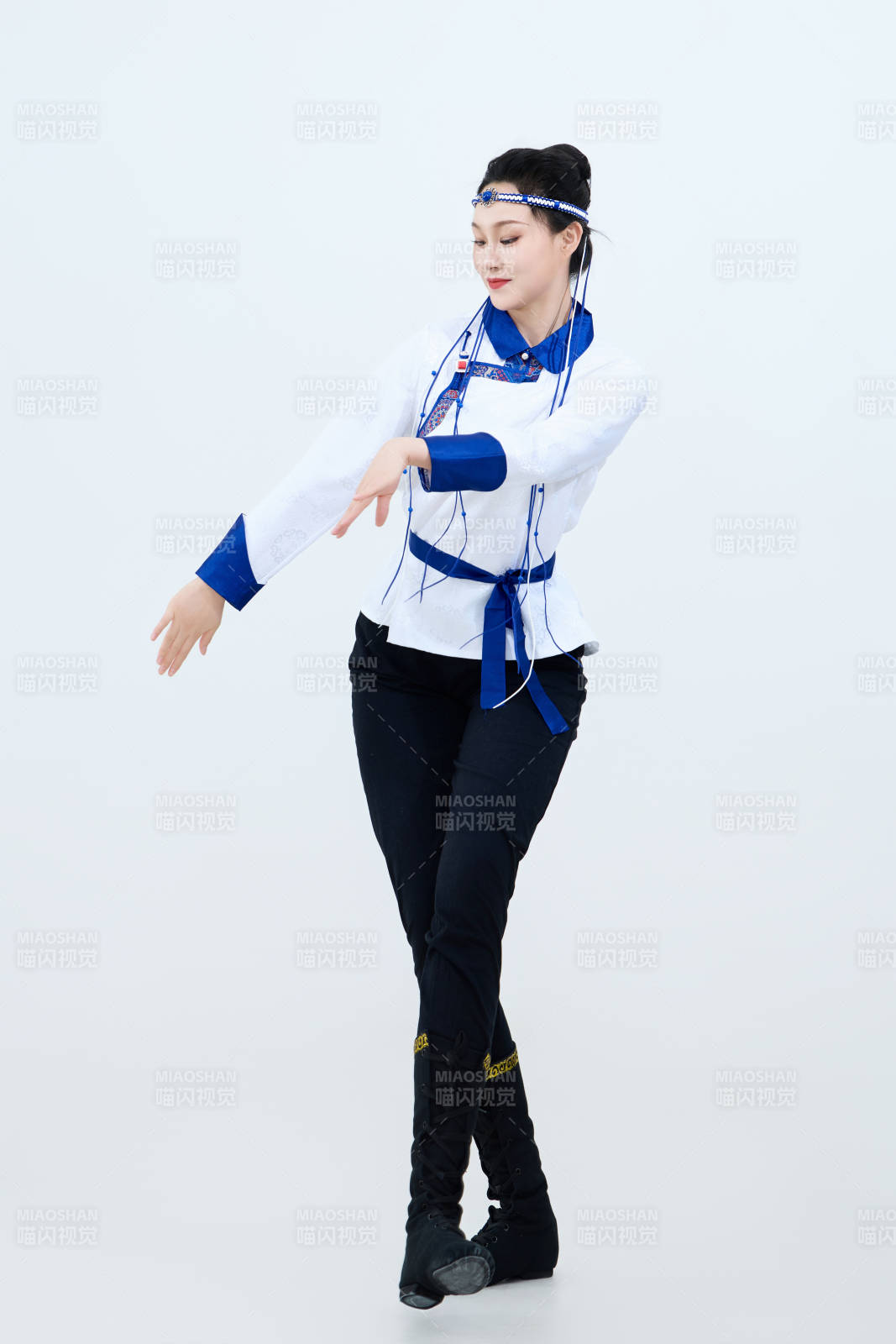 表演中国传统民族舞蹈蒙古族舞的美丽舞者