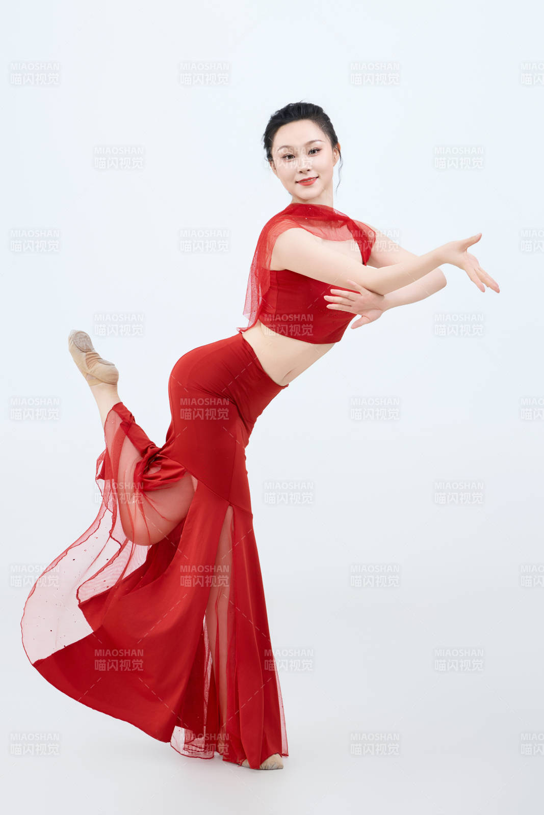 表演中國傳統民族舞蹈傣族舞的美麗舞者