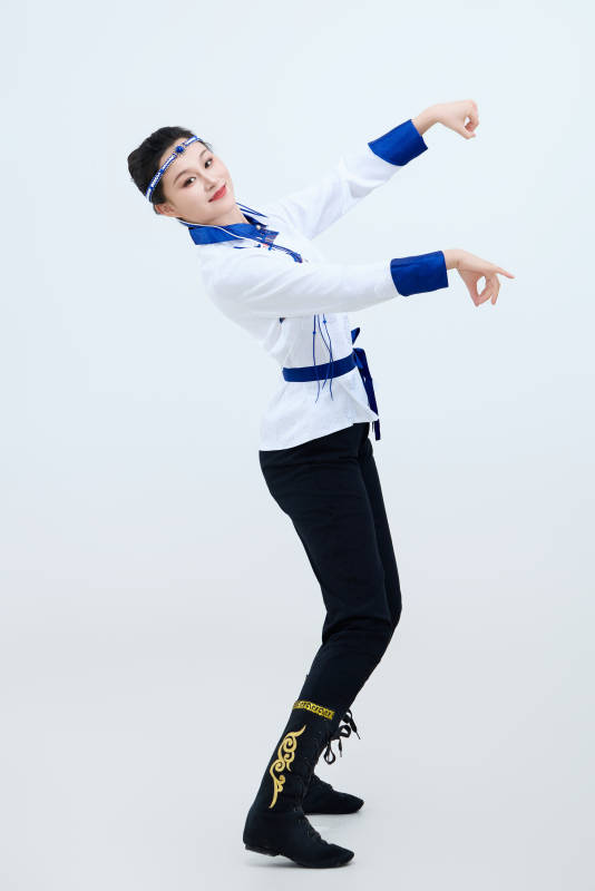 表演中国传统民族舞蹈蒙古族舞的美丽舞者