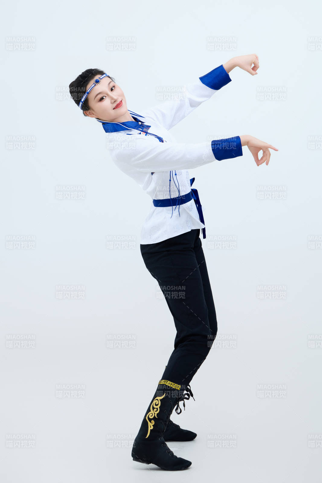 表演中国传统民族舞蹈蒙古族舞的美丽舞者