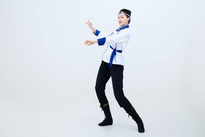 表演中国传统民族舞蹈蒙古族舞的美丽舞者