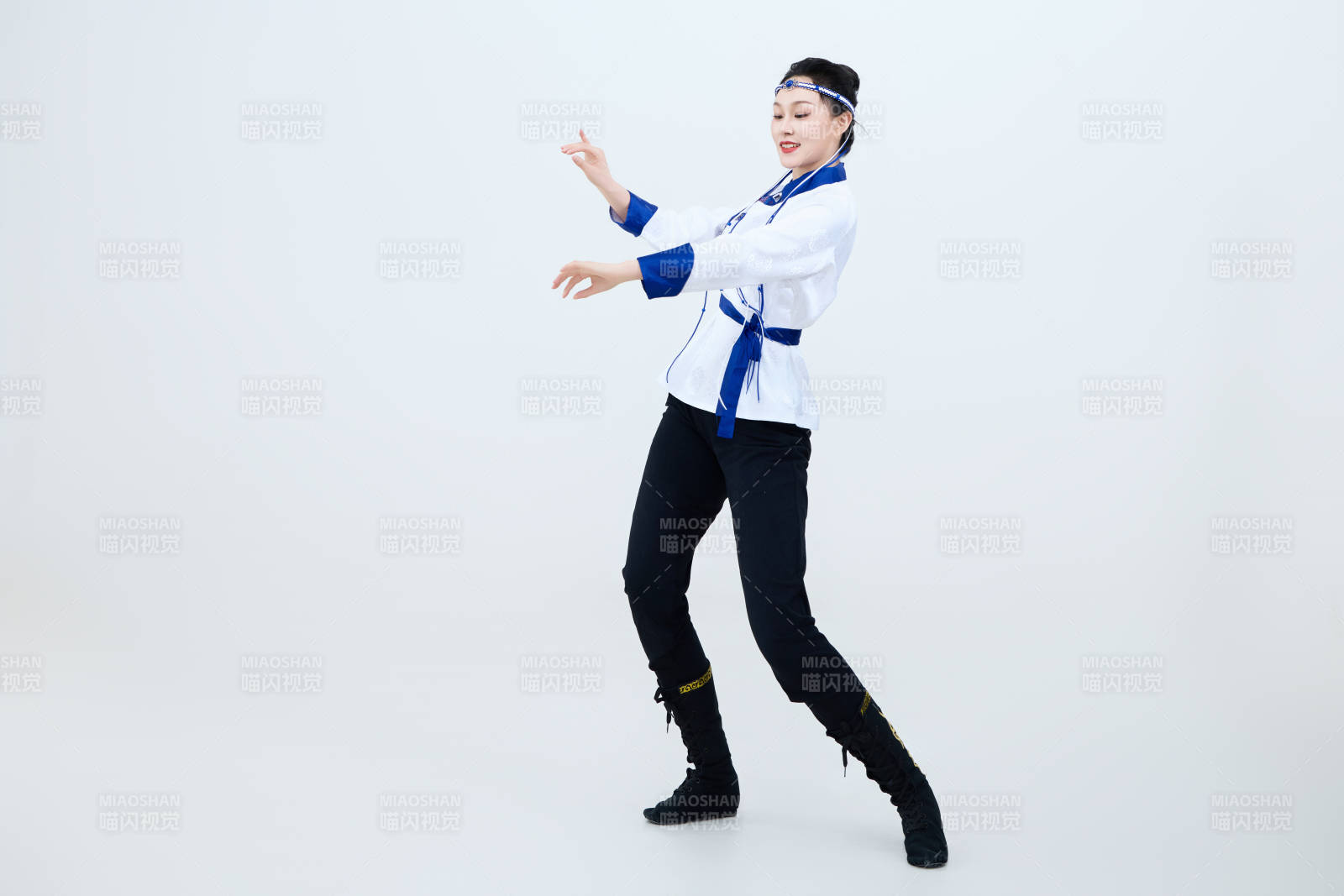 表演中国传统民族舞蹈蒙古族舞的美丽舞者