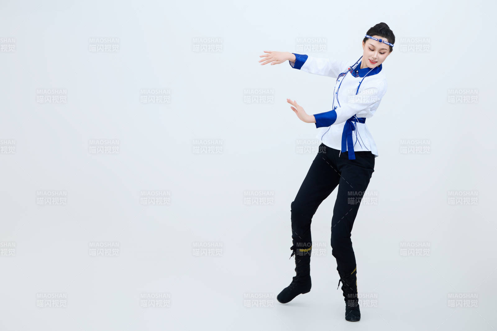 表演中国传统民族舞蹈蒙古族舞的美丽舞者