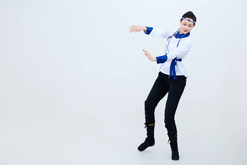 表演中国传统民族舞蹈蒙古族舞的美丽舞者