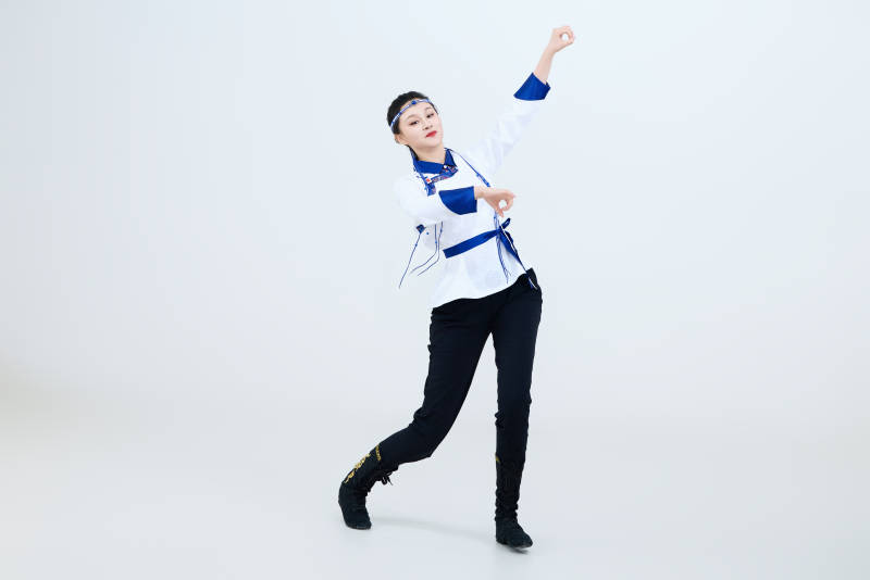 表演中国传统民族舞蹈蒙古族舞的美丽舞者