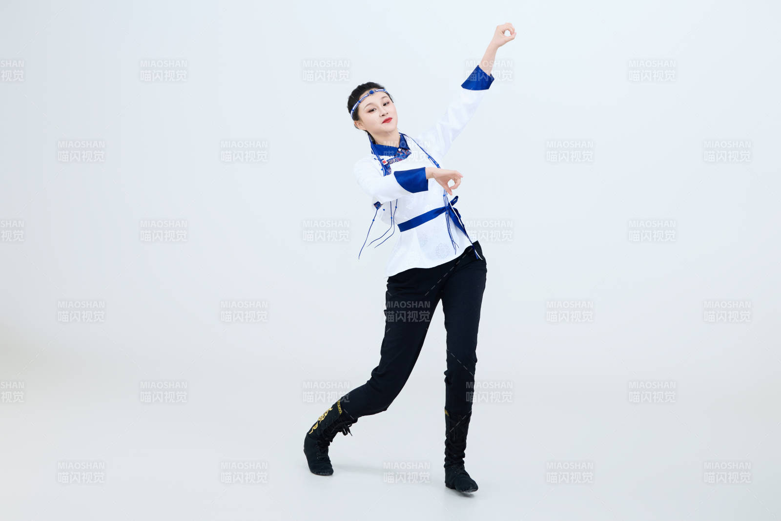 表演中国传统民族舞蹈蒙古族舞的美丽舞者