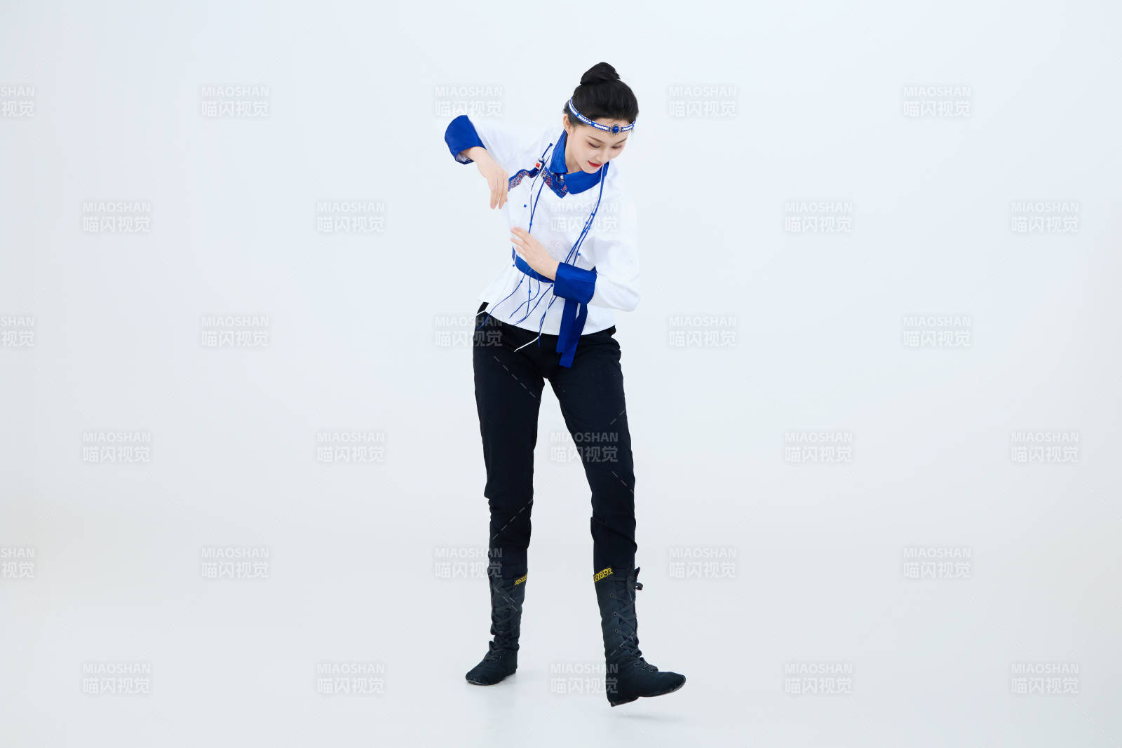 表演中國傳統民族舞蹈蒙古族舞的美麗舞者