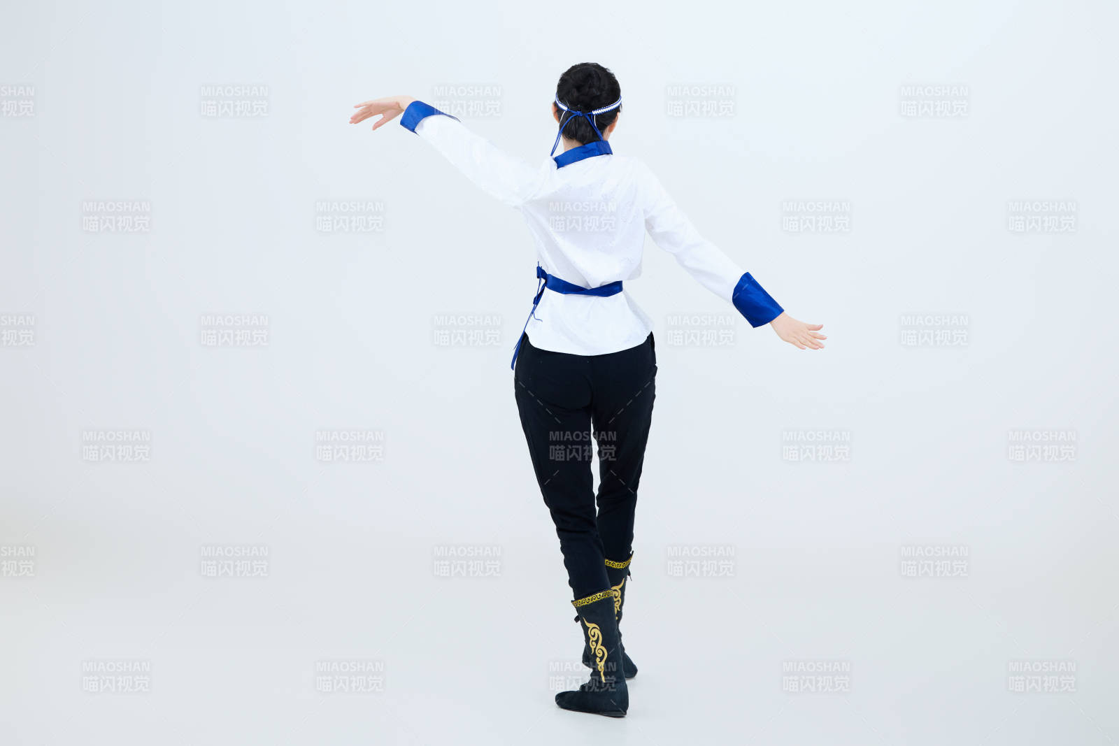 表演中國傳統民族舞蹈蒙古族舞的美麗舞者