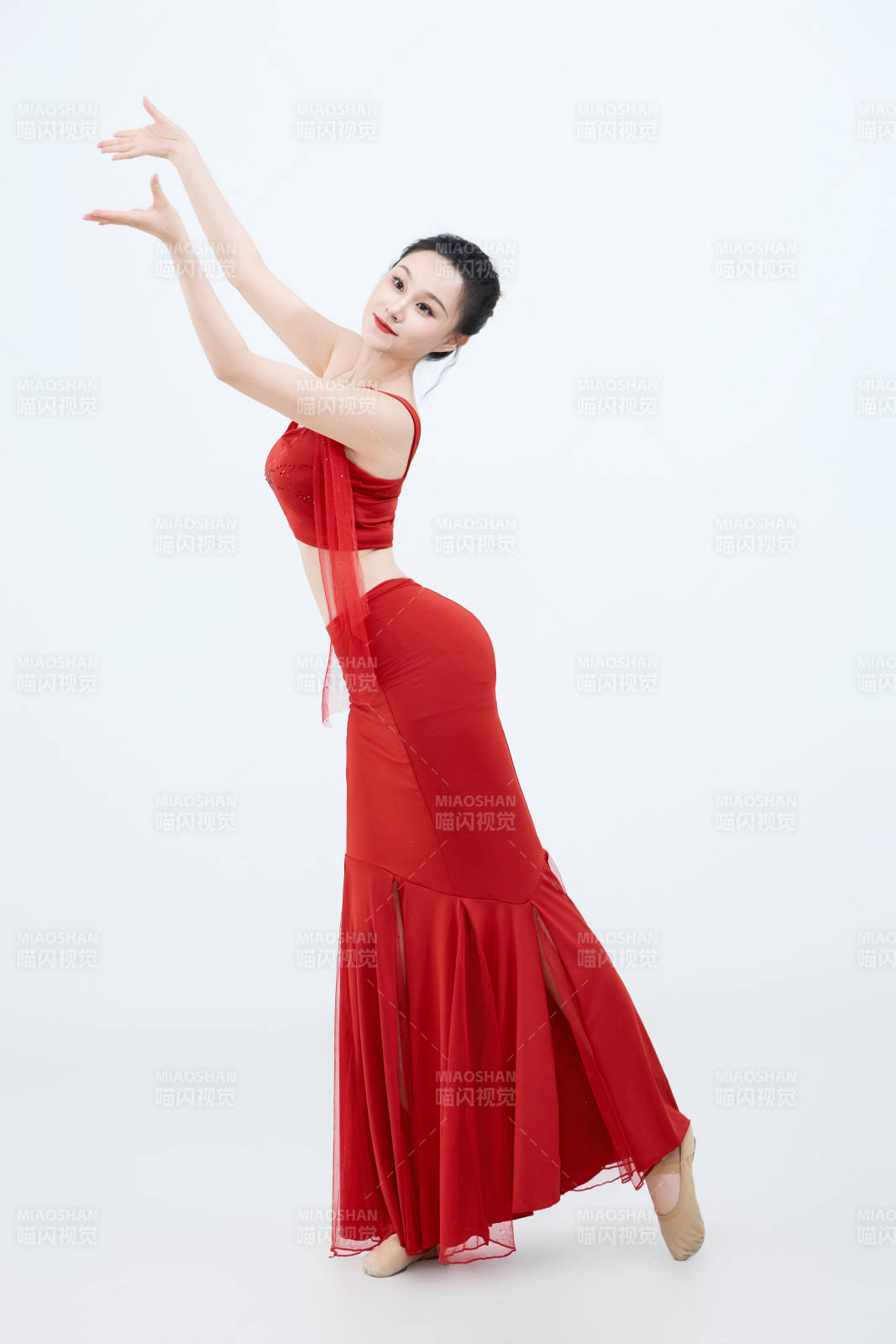 表演中國傳統民族舞蹈傣族舞的美麗舞者