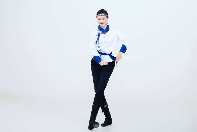 表演中国传统民族舞蹈蒙古族舞的美丽舞者