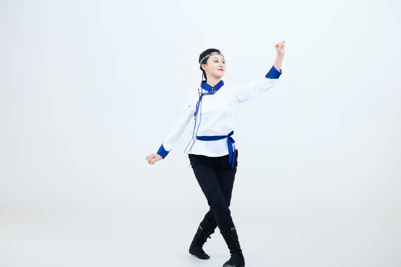 表演中国传统民族舞蹈蒙古族舞的美丽舞者