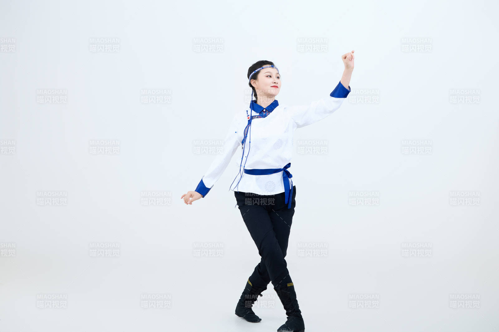 表演中國(guó)傳統(tǒng)民族舞蹈蒙古族舞的美麗舞者