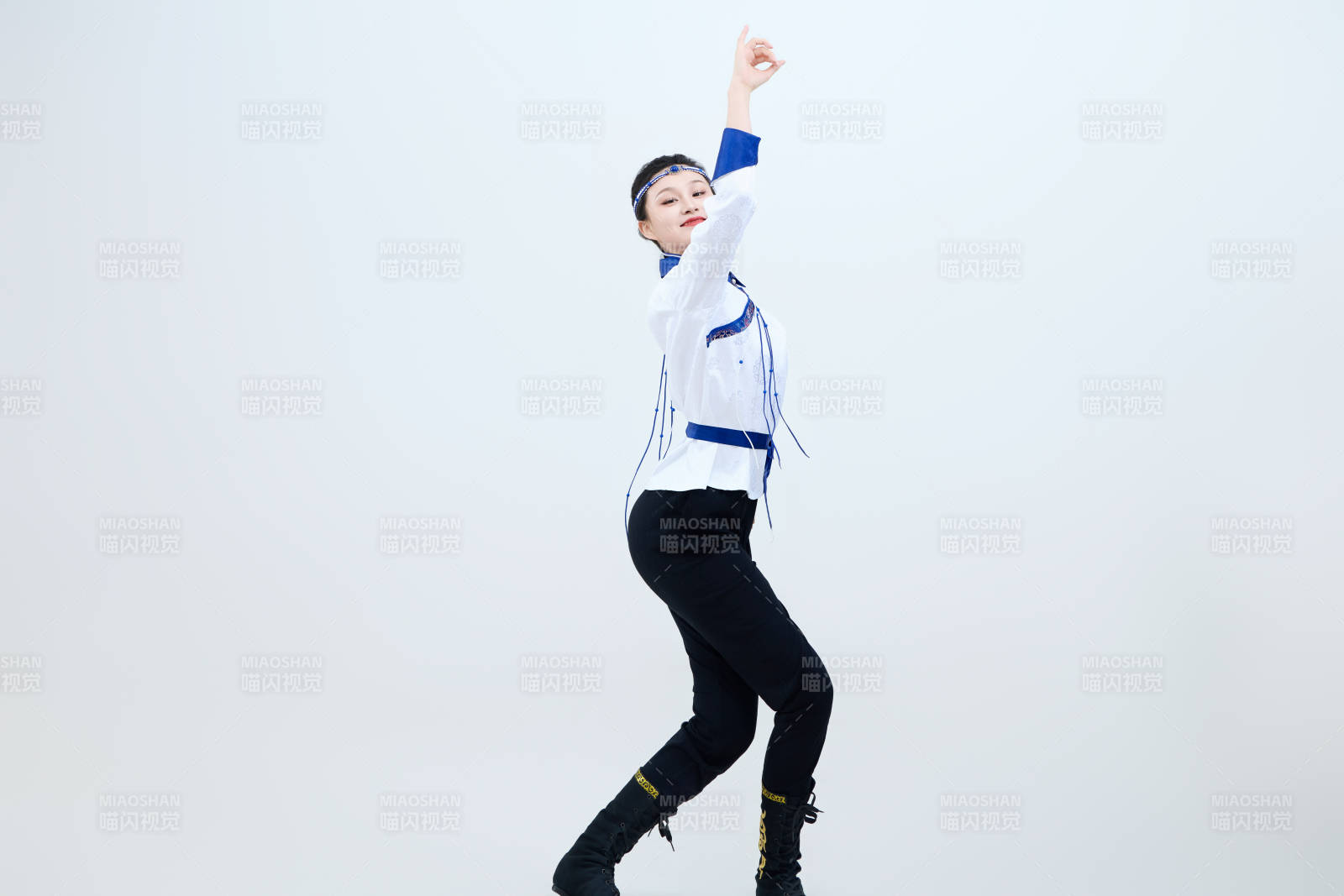 表演中國傳統民族舞蹈蒙古族舞的美麗舞者