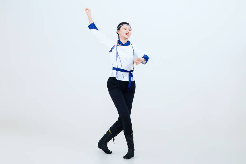 表演中国传统民族舞蹈蒙古族舞的美丽舞者