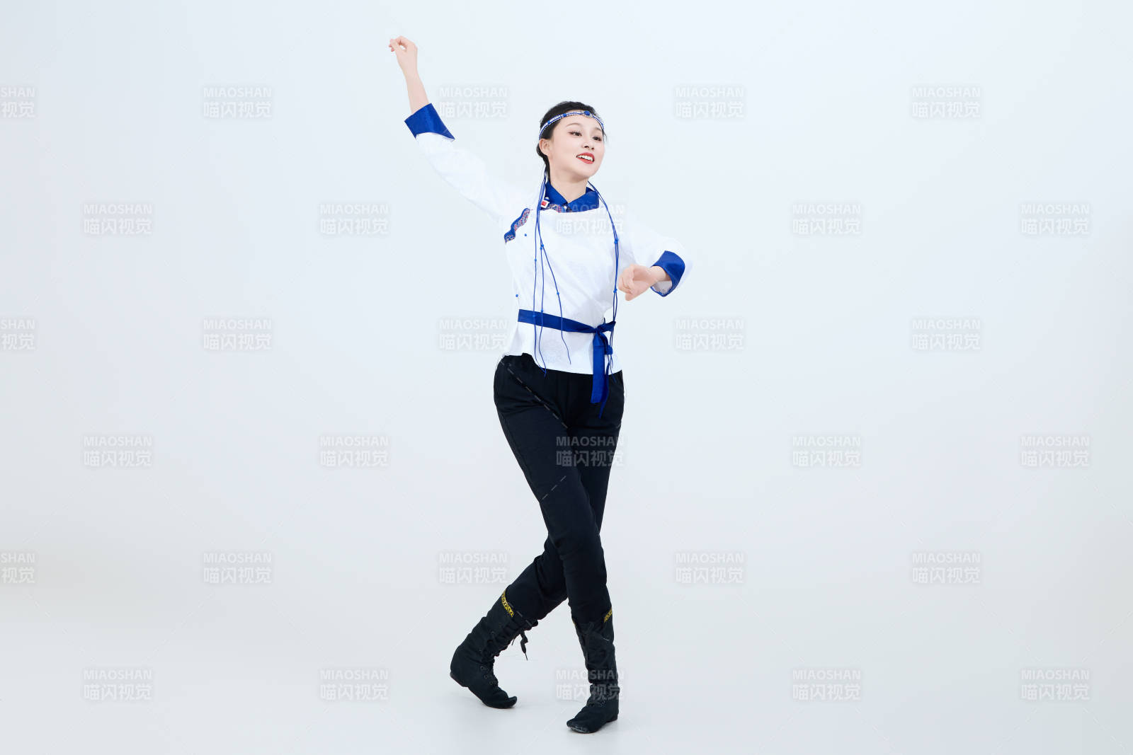 表演中國傳統民族舞蹈蒙古族舞的美麗舞者