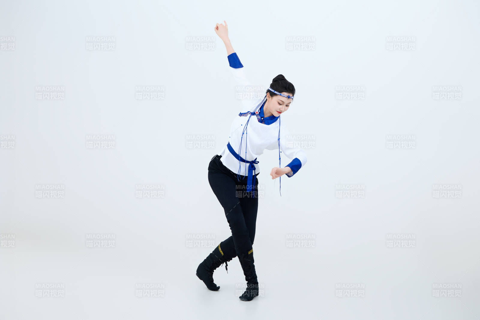 表演中國傳統民族舞蹈蒙古族舞的美麗舞者