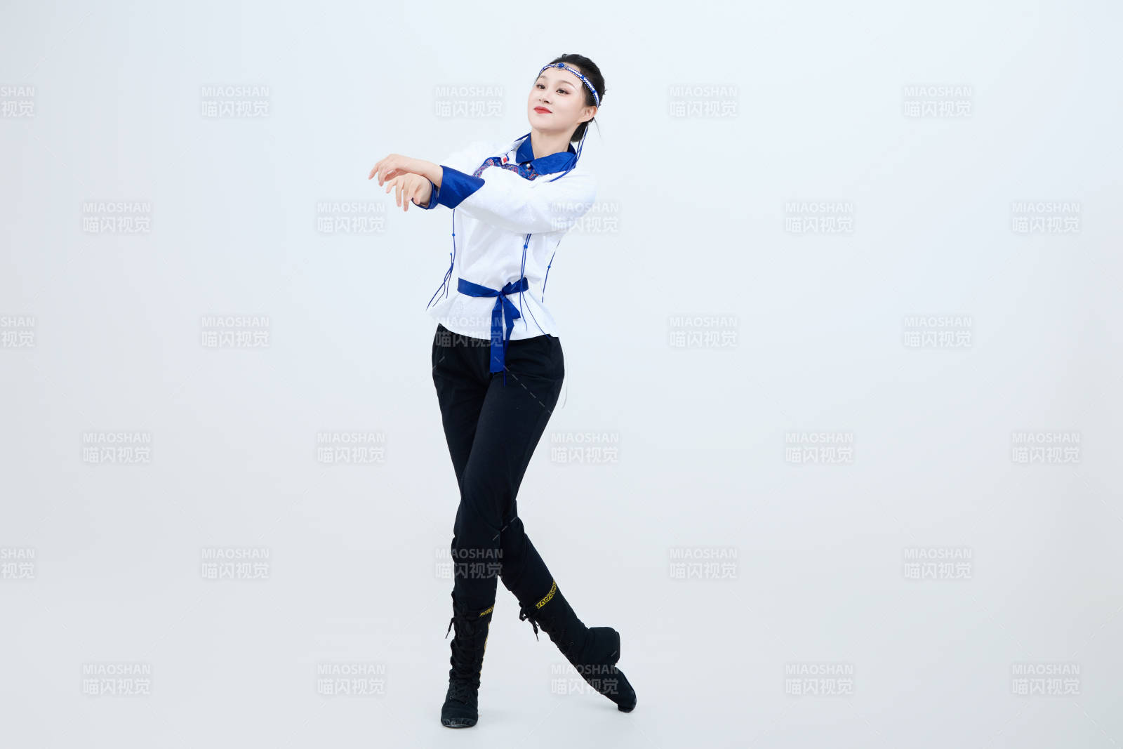 表演中國傳統民族舞蹈蒙古族舞的美麗舞者