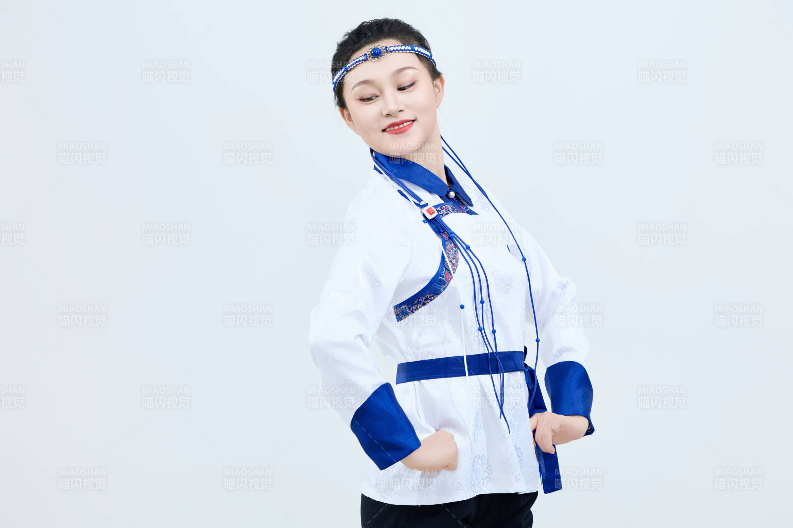 表演中國傳統民族舞蹈蒙古族舞的美麗舞者