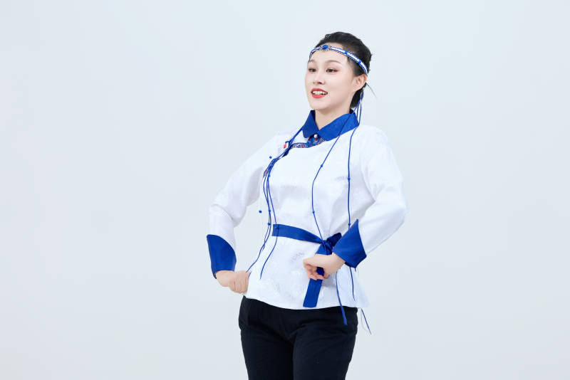 表演中国传统民族舞蹈蒙古族舞的美丽舞者