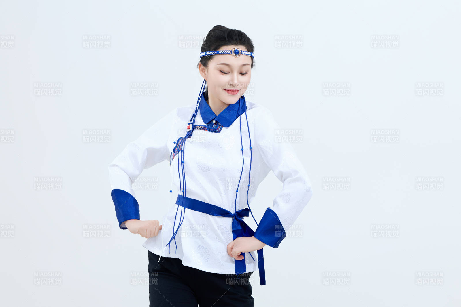 表演中國傳統(tǒng)民族舞蹈蒙古族舞的美麗舞者