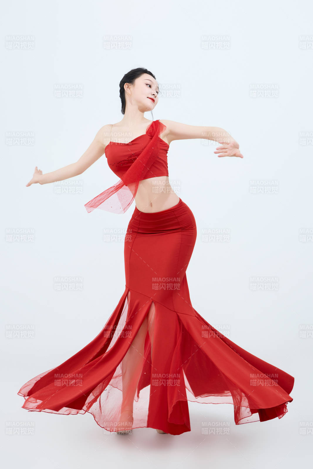 表演中國傳統民族舞蹈傣族舞的美麗舞者