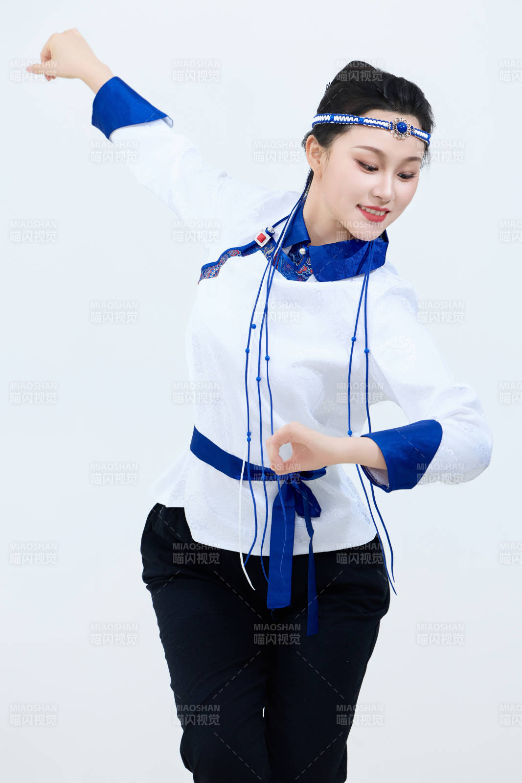 表演中國(guó)傳統(tǒng)民族舞蹈蒙古族舞的美麗舞者