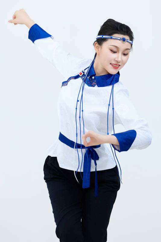 表演中国传统民族舞蹈蒙古族舞的美丽舞者