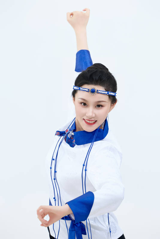 表演中国传统民族舞蹈蒙古族舞的美丽舞者
