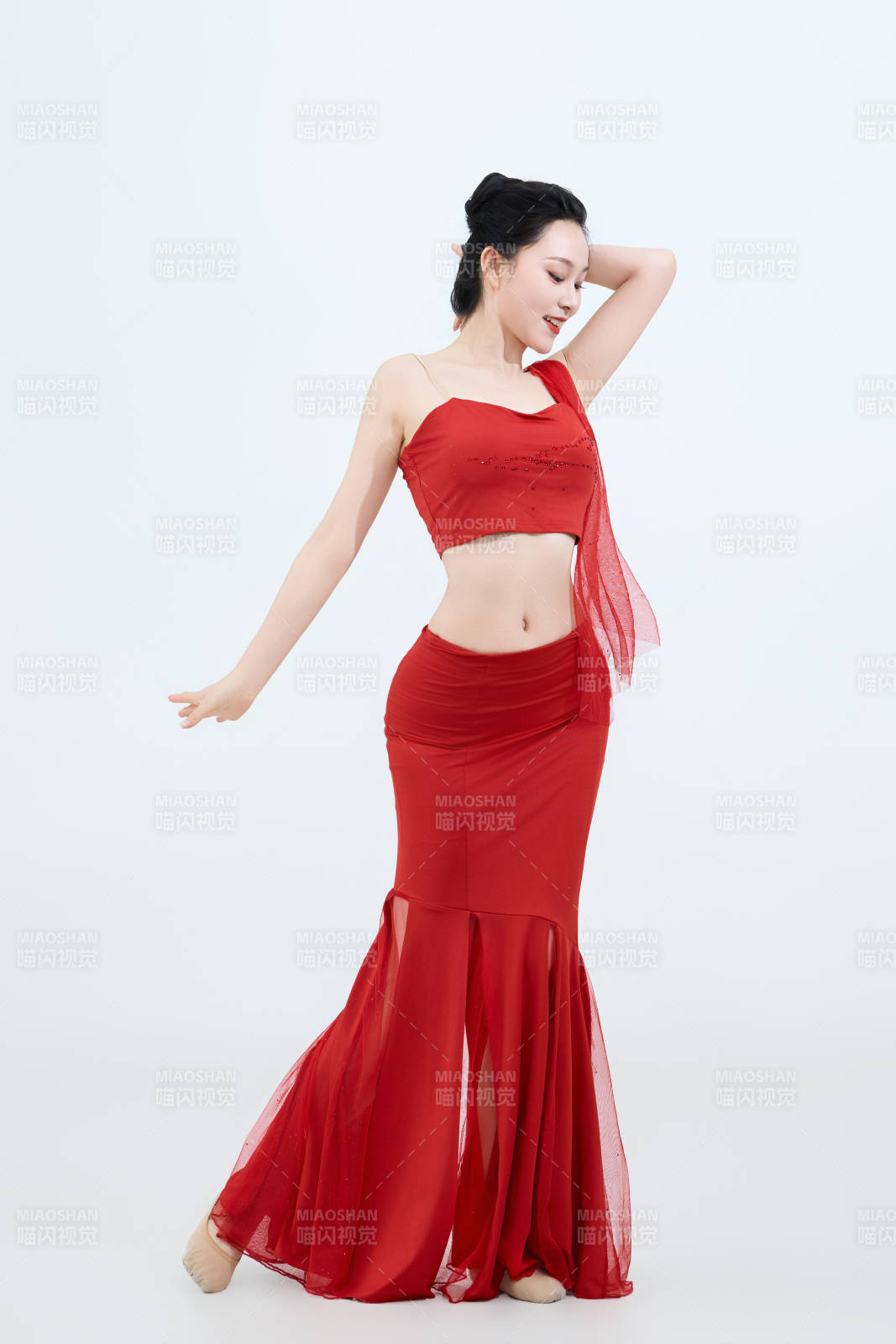 表演中國傳統民族舞蹈傣族舞的美麗舞者