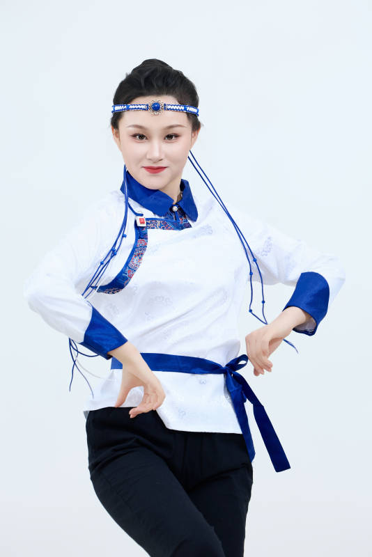 表演中国传统民族舞蹈蒙古族舞的美丽舞者