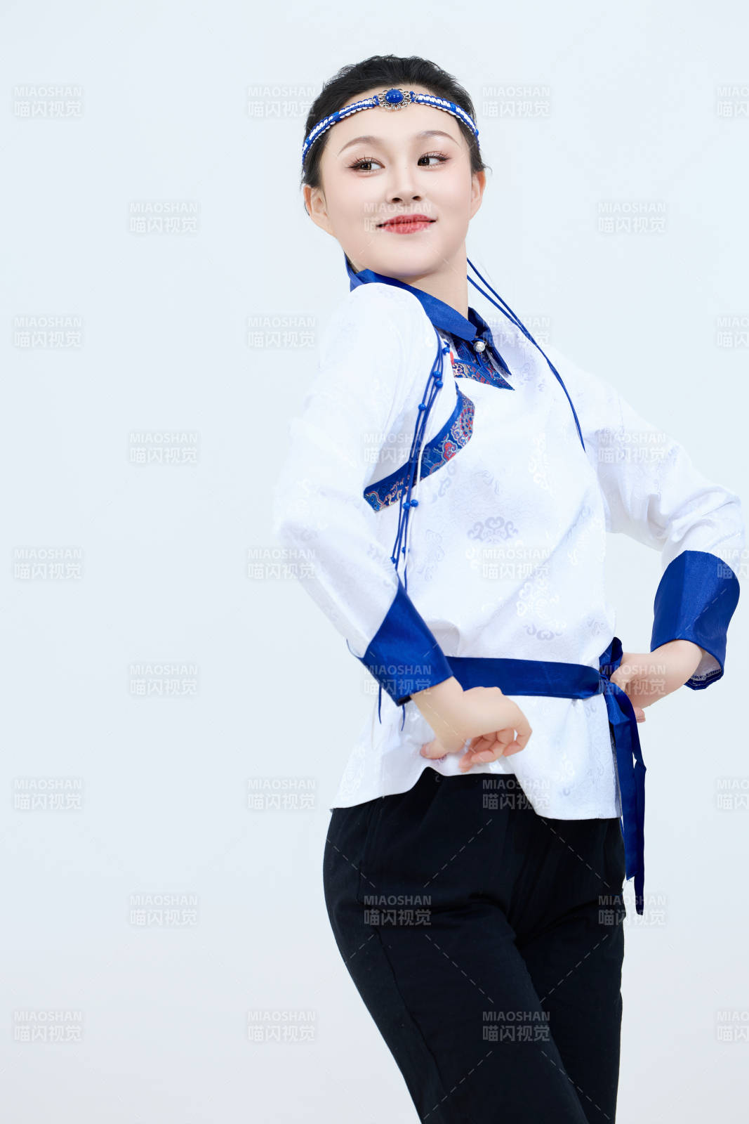 表演中國(guó)傳統(tǒng)民族舞蹈蒙古族舞的美麗舞者