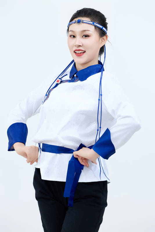 表演中国传统民族舞蹈蒙古族舞的美丽舞者